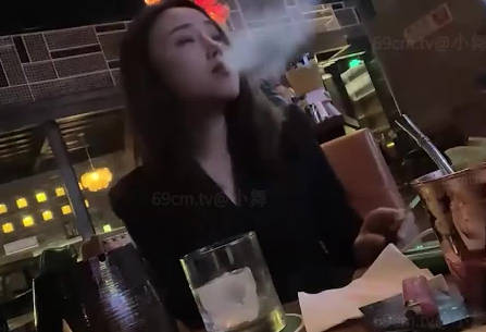 风情万种小姐姐原来是空姐剧情 封面