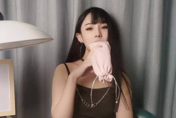 淫荡的高利贷女老板-糖糖 封面