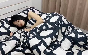 女大学生暑期下海与老男人的激情一夜 封面