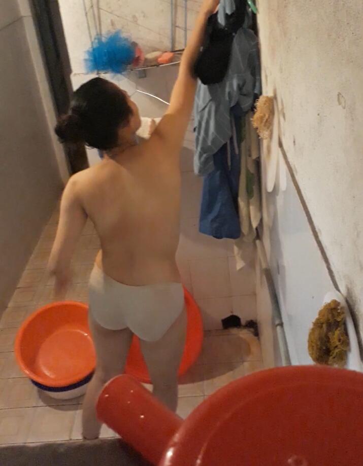 真实偷拍姐姐洗澡差点被发现太刺激了 封面