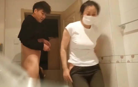 舅舅下班前我和舅妈在她家里速战一炮剧情 封面