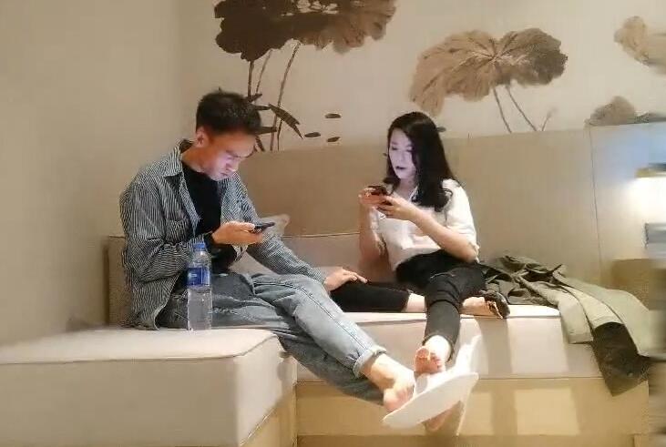 老哥约了个少妇做直播啪啪少妇非常给力啊 封面