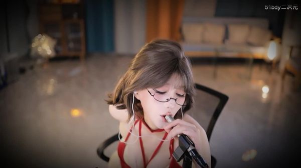 张爱玲 平时冷眼的女上司在家确是饥渴星奴