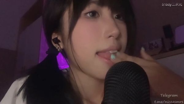 小0觉觉猪 舔舐手指