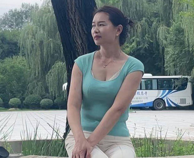 老爸说他出差去了妈妈在家里被我操成了母狗剧情 封面