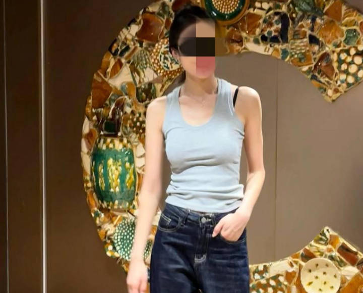 撕烂姐姐的丝袜猛吸她的嫩穴把鸡巴强行塞入她的嘴剧情 封面
