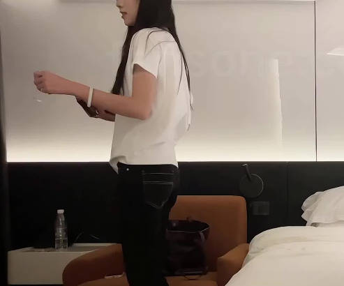 妹妹吃肉棒像吃冰棒一样津津有味-7BOSS剧情 封面