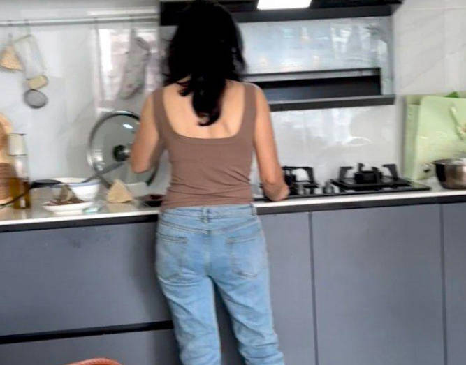看到妈妈跟爸爸在打电话就把老妈给强奸了老爸把我送进了医院剧情 封面