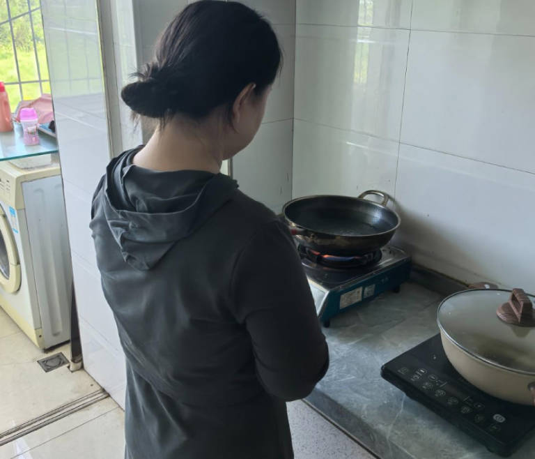 让姐姐给我吃好几天没洗的鸡吧把姐姐给恶心后操了她剧情 封面