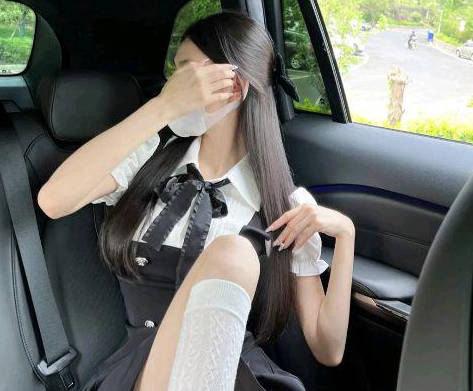 在姐姐毫无防备的情况下我上去把姐姐按在了床上开始拔裤子剧情 封面