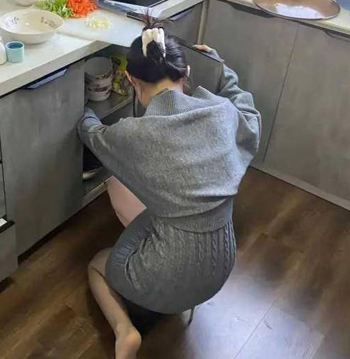 老爸不在家我溜进爸妈房间内射36岁后妈剧情 封面