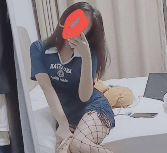 把弟弟支到隔壁的房间然后爆操躲在床上的女儿剧情 封面