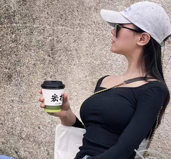 和美女少妇邻居在小树林打野战太刺激了剧情 封面海报