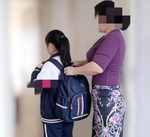 看一夜黄片早晨起来受不了送走我妹把我妈上了剧情 封面
