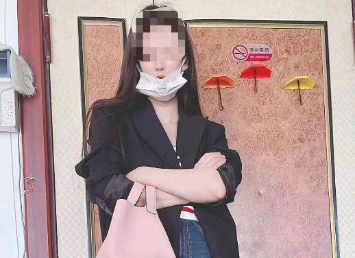 大嫂经不住勾搭来我家找我被我疯狂抽插剧情 封面海报