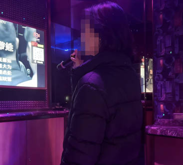 老爸和骚货后妈走后我和老妹在KTV边唱边干剧情