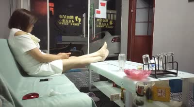 等客人无聊骚舞精壮男被勾引过来按摩-燕姐剧情