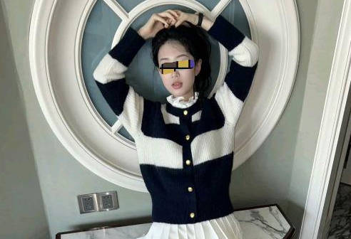 搂着女儿在沙发上看她玩王者游戏一番纠缠下终于修成正果内射了女儿剧情 封面