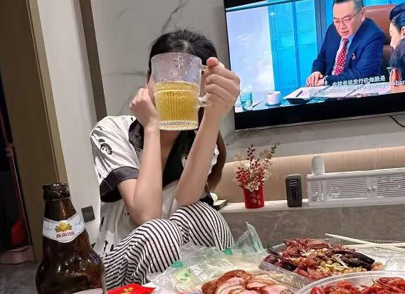 把老妈灌醉看到老妈今天穿得好少忍不住就强奸了她剧情 封面
