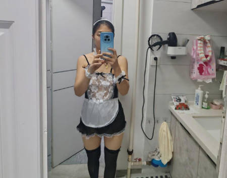表姐耐不住寂寞发女仆装勾引我直接一炮让表姐唱征服剧情 封面