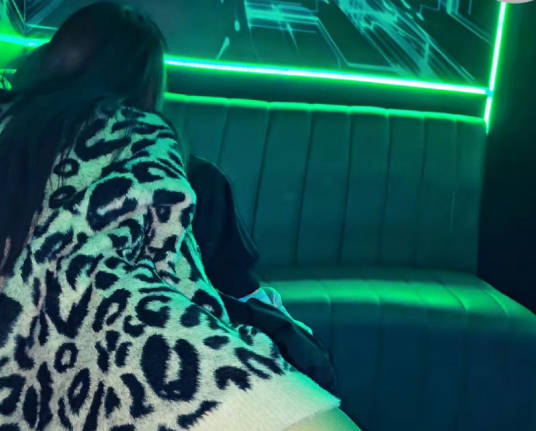 在KTV当着小外甥面操姐姐并内射被他看到了疯狂又刺激剧情