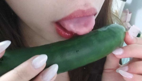 小梨中中系列8 封面海报